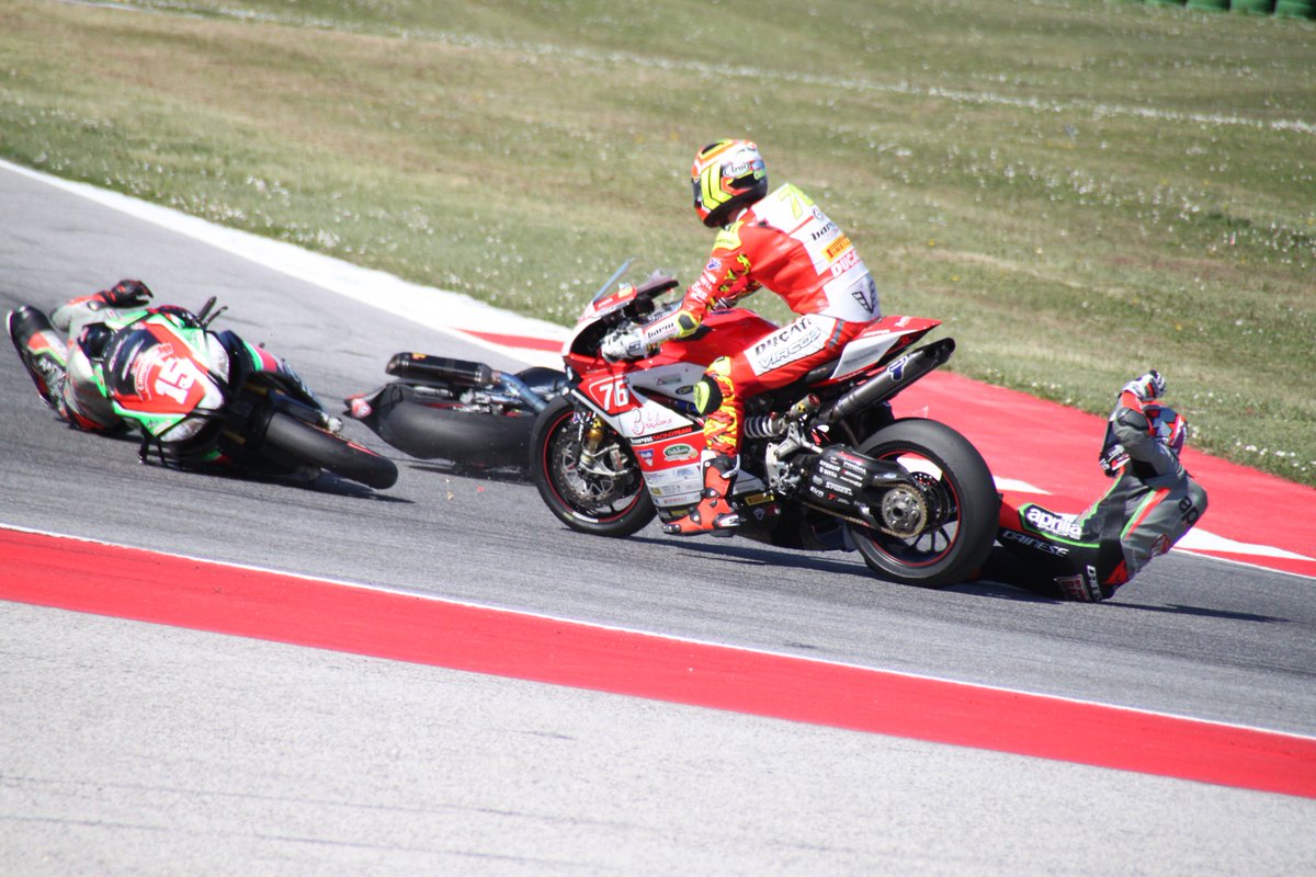 21mm_it's tweet photo. #Crash @baiox_151 @ApriliaOfficial @nuovaM2racing @circuitomisano @CIVtv @ https://t.co/he6ED0VBSr