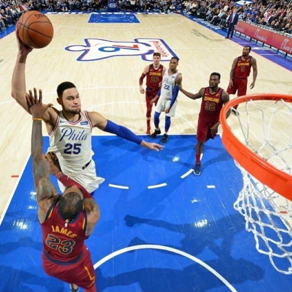yoboss000's tweet photo. @BenSimmons25 dunking on the 👑 while leading in the game and doesn’t make a big deal about it yet @KingJames stares down Ilysova for a good 10 seconds after dunking on him while still trailing in the game... #ReignIsOver https://t.co/f7eraVylhK