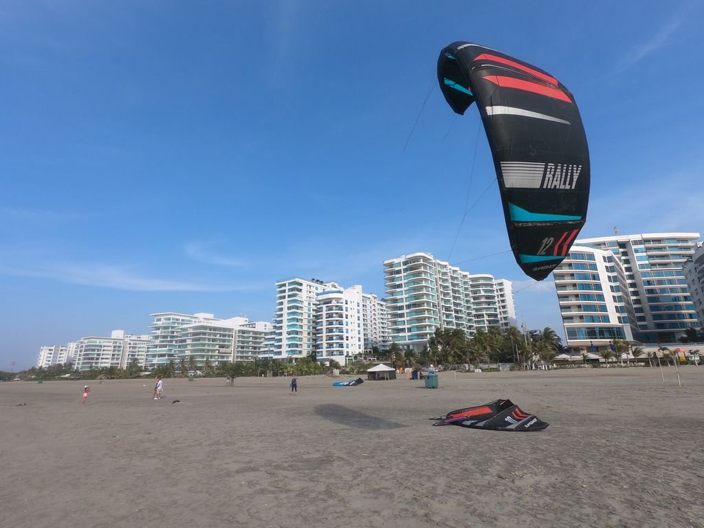 Great #Kite for a Great #Women, it's 12er time, #Kitesurfing at La Boquilla #Cartagena!
.
.
#kiten #experience #activitybean #kitespot #beachlife #sustainable  #startup #dowhatyoulove #kitetrip #kiteboarding #kitelove #kitepro #kitepassion #slingshot #slingshotsports #seaescape