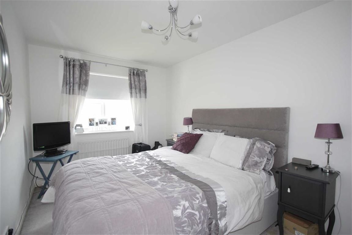 We have this great 3 bed semi-detached property available on the very popular Ellenbrook development TO LET. Available now! bit.ly/2Guw4tZ