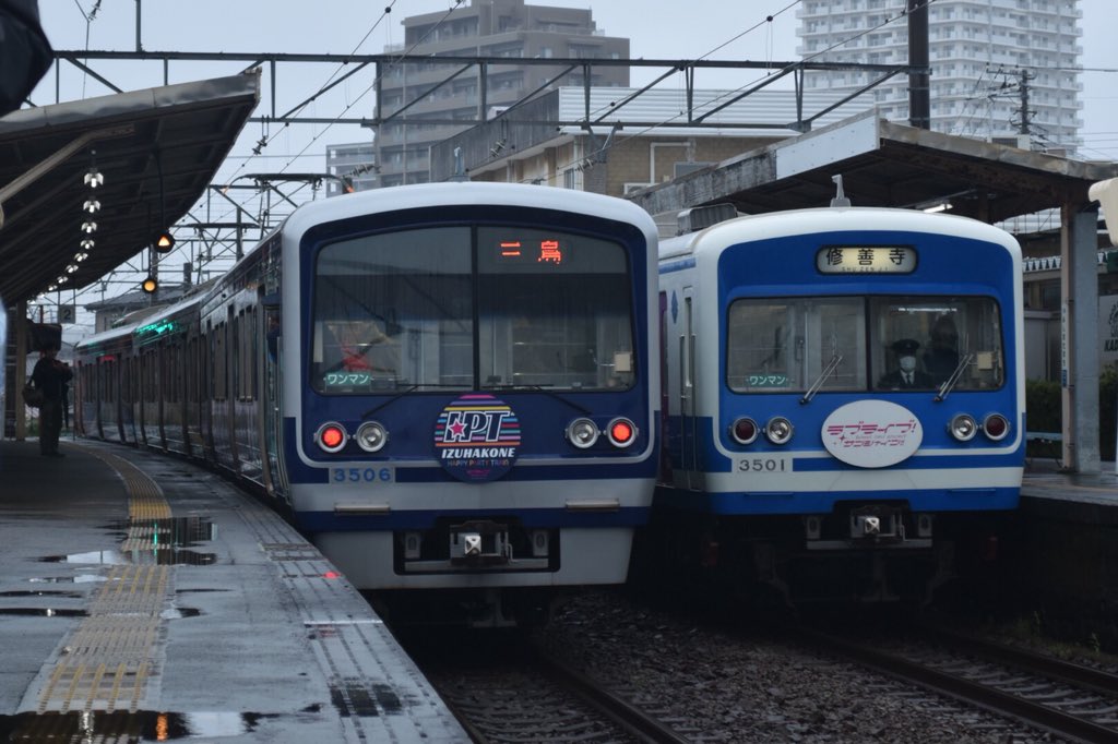 shining_birds's tweet photo. 伊豆箱根鉄道のHAPPY PARTY TRAINも走り始めて今日で一年経ちましたね！

＃shiningbirds
#伊豆箱根鉄道
#HAPPYPARTYTRAIN https://t.co/ismMrkp0Zx