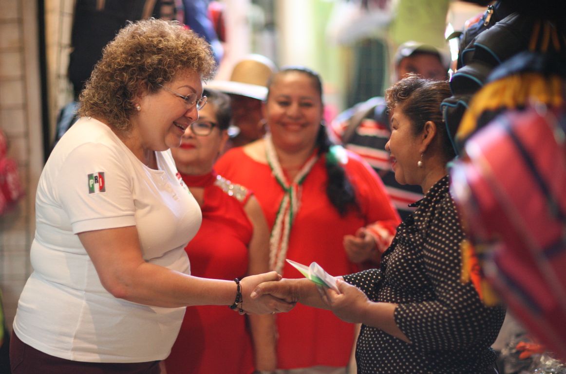CanditaGilJ's tweet photo. Me encuentro muy contenta con el recibimiento de los locatarios del Mercado Público 27 de Octubre del Municipio de #Comalcalco  #YoConCandita #TuVozEnElSenado #AvanzarContigo https://t.co/yt14zc3Zls