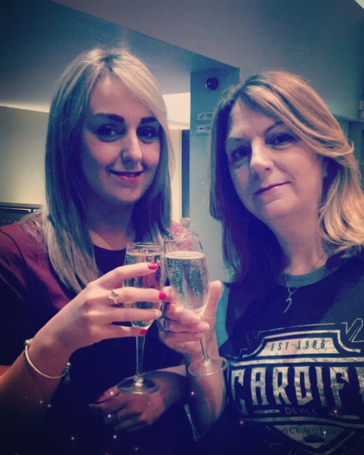 StephanieLM88's tweet photo. @predictorbet @steelershockey @PanthersIHC What hockey means to me.... Family!! #HockeyLife #Family #Support #Moore #29 #Cardiff #Block13 #TradditionalProsecco #PredictorBetVIP #RoadTrip @hm_moore68 @predictorbet https://t.co/2pLCIO0Iho