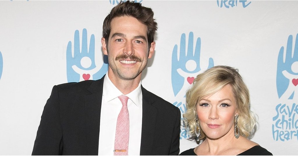 HealthBeauty747's tweet photo. Jennie Garth's Husband Reportedly Files For Divorce After Less Than 3 Years of Marriage https://t.co/VhMBdq1IWe https://t.co/NeKIe8KHJH