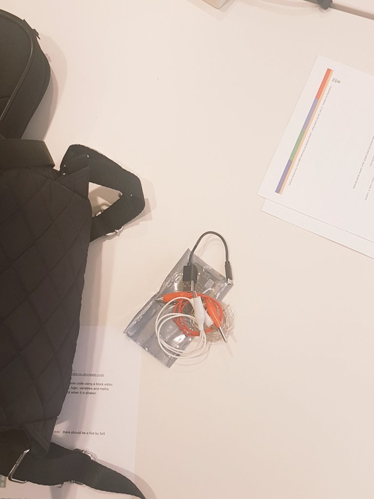 rizbizkits's tweet photo. #InspireWiT workshop#1 complete 🕶 i can now make little tiny microbit robots to do as i wish (*insert evil laugh*) 😇 https://t.co/nUUFIuQdON