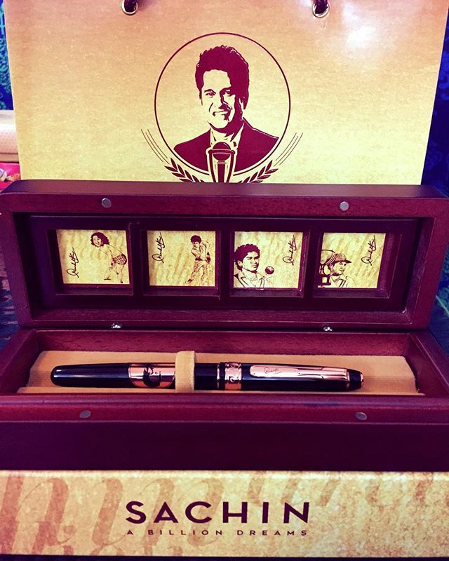 Sugandha10's tweet photo. This limited edition pen for the biggest Sachin fan I know @arpitagarwal03 👏👏👏👏👏👏👏👏👏
Pen no 1506 😎
.
.
#sachislife #sachinabilliondreams #exclusive #sachinfanforever #rorito #yay https://t.co/dIfA8xQP5X