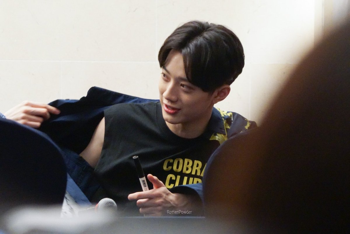 RottenPowder's tweet image. 04.07.2018 Fansign
โดนเด็กอ่อย ทำยังไงดีคะ คุณตำรวจจจจ 😂😂😂😂😂😂

#LaiKuanlin #라이관린 #ไลควานลิน
