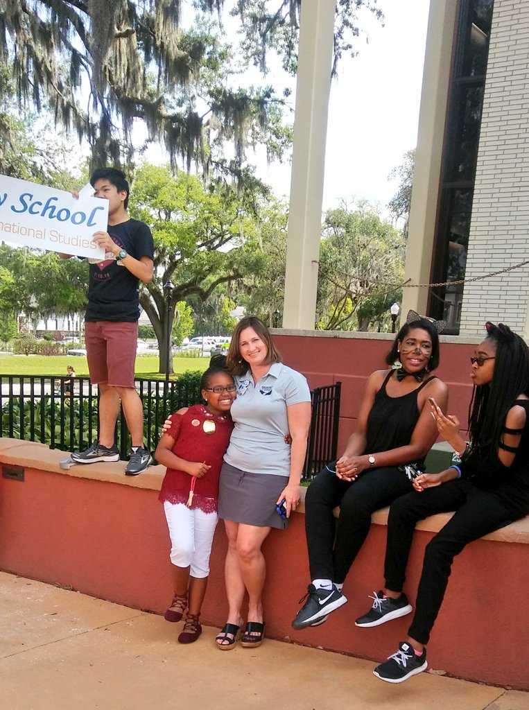 oakcresteagles's tweet photo. It's a great Florida snow day at the Superintendent's Literacy Festival! Our @vanguard_high IB students are here to serve sno-cones and play in the snow with you! @Grantham_Greats @drheidi2007 https://t.co/6bHopMloSM