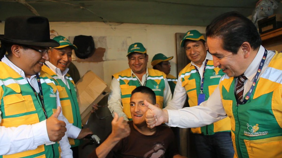 SaludImbabura's tweet photo. #SaludParaTodos La salud es un derecho que garantiza el Estado, eliminando las barreras de acceso, procurando así la universalización de su cobertura. Hoy, Gonzalo Jaramillo Castro, coordinador zonal 1 Salud, entrega ayudas técnicas  junto a autoridades provinciales en #Otavalo https://t.co/3qIRSg3Liw