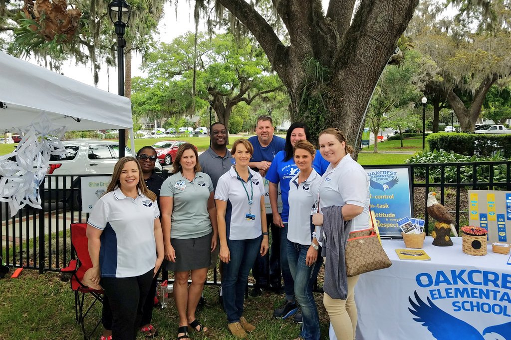 oakcresteagles's tweet photo. It's a great Florida snow day at the Superintendent's Literacy Festival! Our @vanguard_high IB students are here to serve sno-cones and play in the snow with you! @Grantham_Greats @drheidi2007 https://t.co/6bHopMloSM
