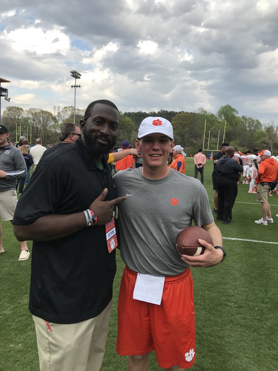 CoachTevaHarris's tweet photo. Always good to see former player doing Big Thing.. @NashNewberry keep up the Great Work 💵💪🏿‼️#GreenevilleFootball #ClemsonClinic https://t.co/bcQyKyVK03
