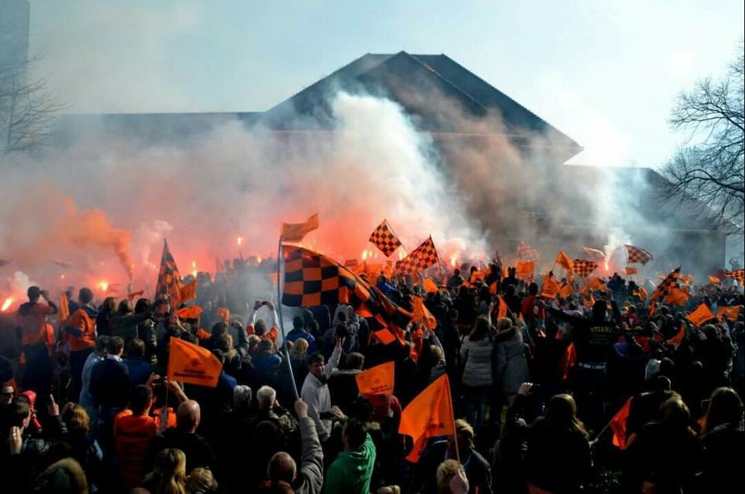 thenorth1939's tweet photo. temp is inmiddels weer een stukje gestegen 38ยฐ #kampioenekoorst #KWN1939 #awaydays #oranjezwart #pyroisnotacrime #forzakattuk https://t.co/gh5oC2RdfM