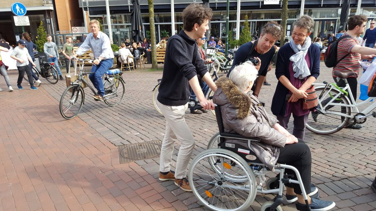 BosboomSanne's tweet photo. Een weekend 6 studenten te logeren op @HilverZorg #deBoomberg om te “voelen” en te “proeven” hoe het nu is om hier te wonen. Dat geeft mooie verhalen van bewoners en studenten ( en heerlijke wandelingen 😁) #mooileven https://t.co/yPTO3z8GJa