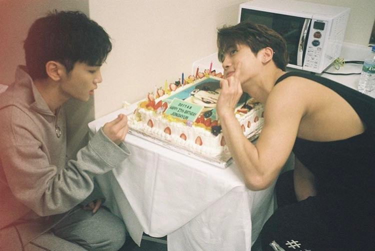TAEM2D's tweet photo. #HAPPYBLINGDAY
#HAPPYJONGHYUNDAY
#종현아생일축하해 https://t.co/fDJgjCPRTY