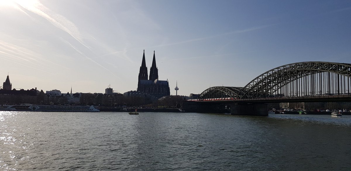 Ist das ein geiles Wetter heute! Erstmal an den Rhein ne Runde entspannen, oder so.