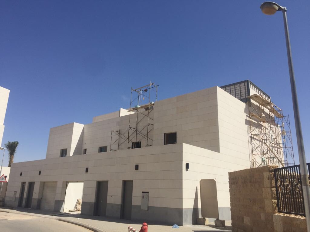 <a href="/SaudiProject/">مشاريع السعودية</a> <a href="/EfficiencySCE/">كفاءة الطاقة</a> @msajed_ <a href="/mohdmoammar/">محمد بن فيصل بن معمر</a> @Gulf_Projects <a href="/khaleejprojects/">مشاريع الخليج</a> <a href="/Save_Wealth/">كفاءة الطاقة</a> <a href="/GB_chapter/">الأبنية الخضراء | Green Building</a> <a href="/Eng_Council/">الهيئة السعودية للمهندسين</a> حيث ان المبنى سيستهلك فقط ١٠٪ من الطاقه بالمقارنه بمبنى مماثل له بالحجم .. فمثلاً بفضل جودة وكفاءة #العزل_الحراري العالية في المبنى فإن مكيف بحجم ٢ طن فقط سيكون كافي لكامل المبنى !!
هذه اخر التطورات في المشروع وسوف يكون متاح للزوار قريبا عند اكتماله