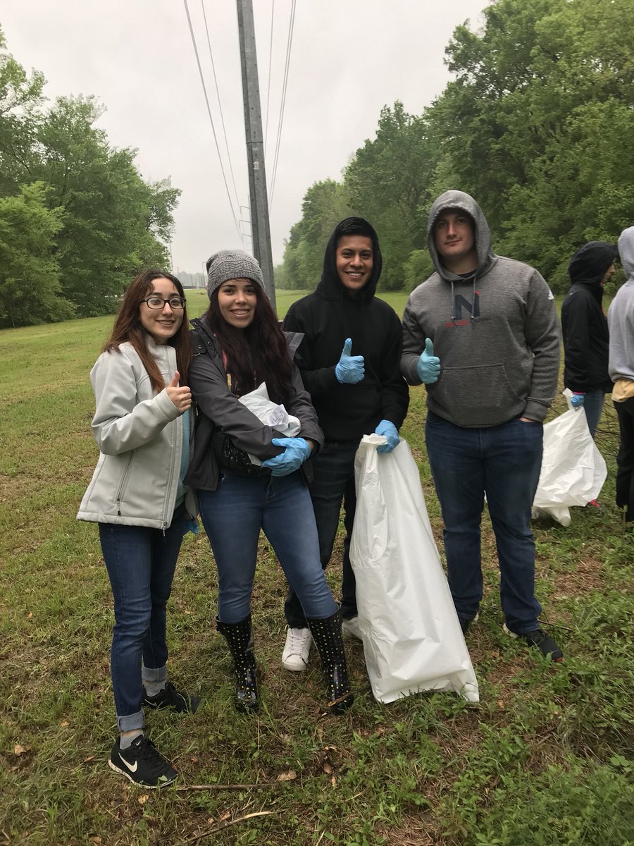 FMA_UTTyler's tweet photo. Members helping #KeepTylerBeautiful this morning! #TylerTX #TylerCleanup https://t.co/5JAguTWhv9