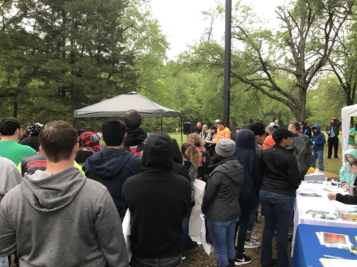 FMA_UTTyler's tweet photo. Members helping #KeepTylerBeautiful this morning! #TylerTX #TylerCleanup https://t.co/5JAguTWhv9