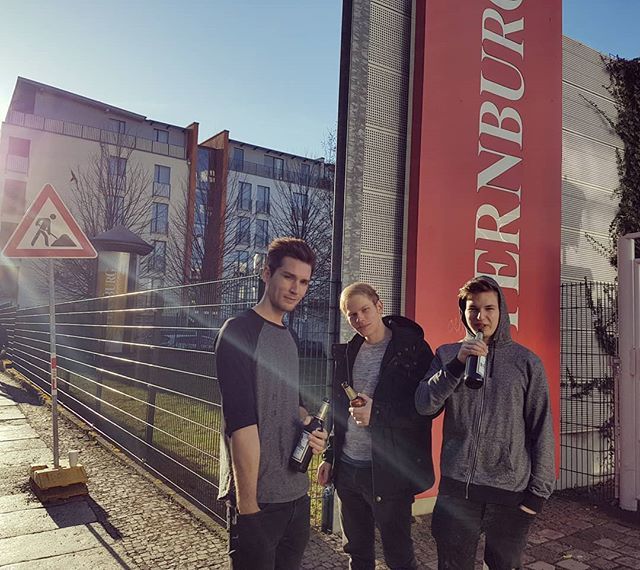 MyBestAntic's tweet photo. Leipzig! Das war ganz entzückend gestern! Haben uns riesig gefreut über alle Leute die gekommen sind. Hier noch der "Ur-Krostitzer vor der Sterni Brauerei trinken"-Shot, der uns selber auch ein bisschen gefällt. 😁
Weiter geht es nächsten Freitag in D… https://t.co/HCiHaLSlnj https://t.co/R3igy7XCGy