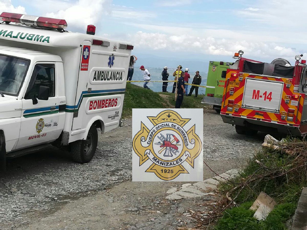 BomberManizales's tweet photo. #BomberosManizalesTeCuida Continuamos la búsqueda de una persona posiblemente atrapada  en el deslizamiento @DNBomberosCol @jcardonaleon @CITELDNBC @GermanA84030417 https://t.co/6KxKNpvSCb