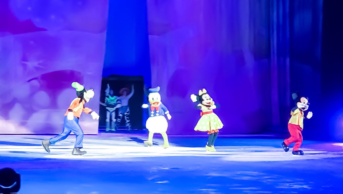 iamSkinnyFatMan's tweet photo. Birthday treat for my DDs who absolutely loved the show 👏 #DisneyOnIce #worldsofenchantment #ssereward @YourSSE https://t.co/zIFj1Zgx3C
