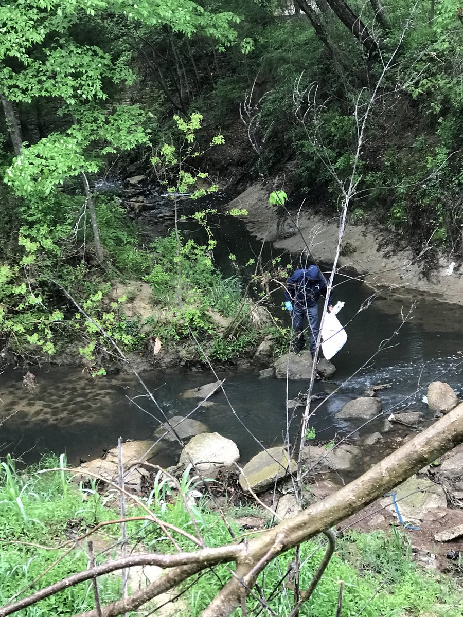 FMA_UTTyler's tweet photo. More pictures of members #volunteering today! #GreatTylerCleanup #TylerTX https://t.co/53rhdIzLAi
