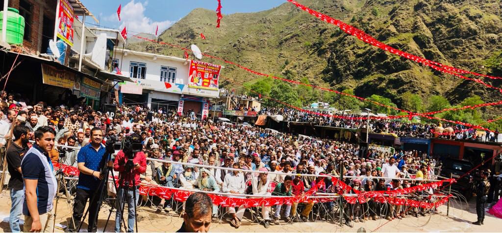 JKNC_'s tweet photo. Party President Dr. Farooq Abdullah addresses impressive public meeting at Mandi, Poonch. Asks New Delhi to reach out to the people of Jammu and Kashmir to stem alienation and disenchantment. https://t.co/NMWMlgFabt