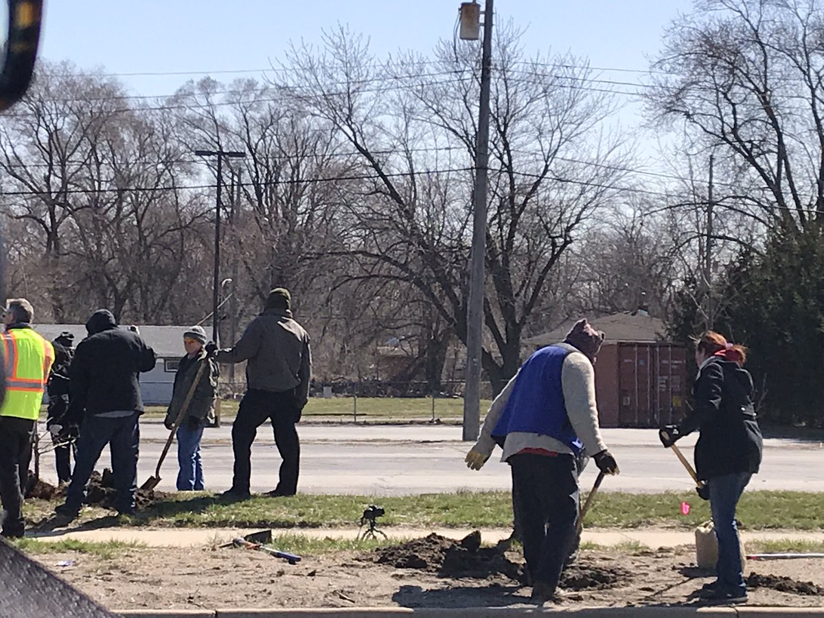 karenaboutgary's tweet photo. So grateful for @the_sca @BSHCG @iunorthwest @TeamGaryIndiana @GIpoetry @GaryAREA @GirlTrek volunteers and staff who are planting trees along the Broadway corridor. Looking good w those new light. #progress #onestepatatime #teamgary #goodthingsingary https://t.co/9QJNjJS1xW