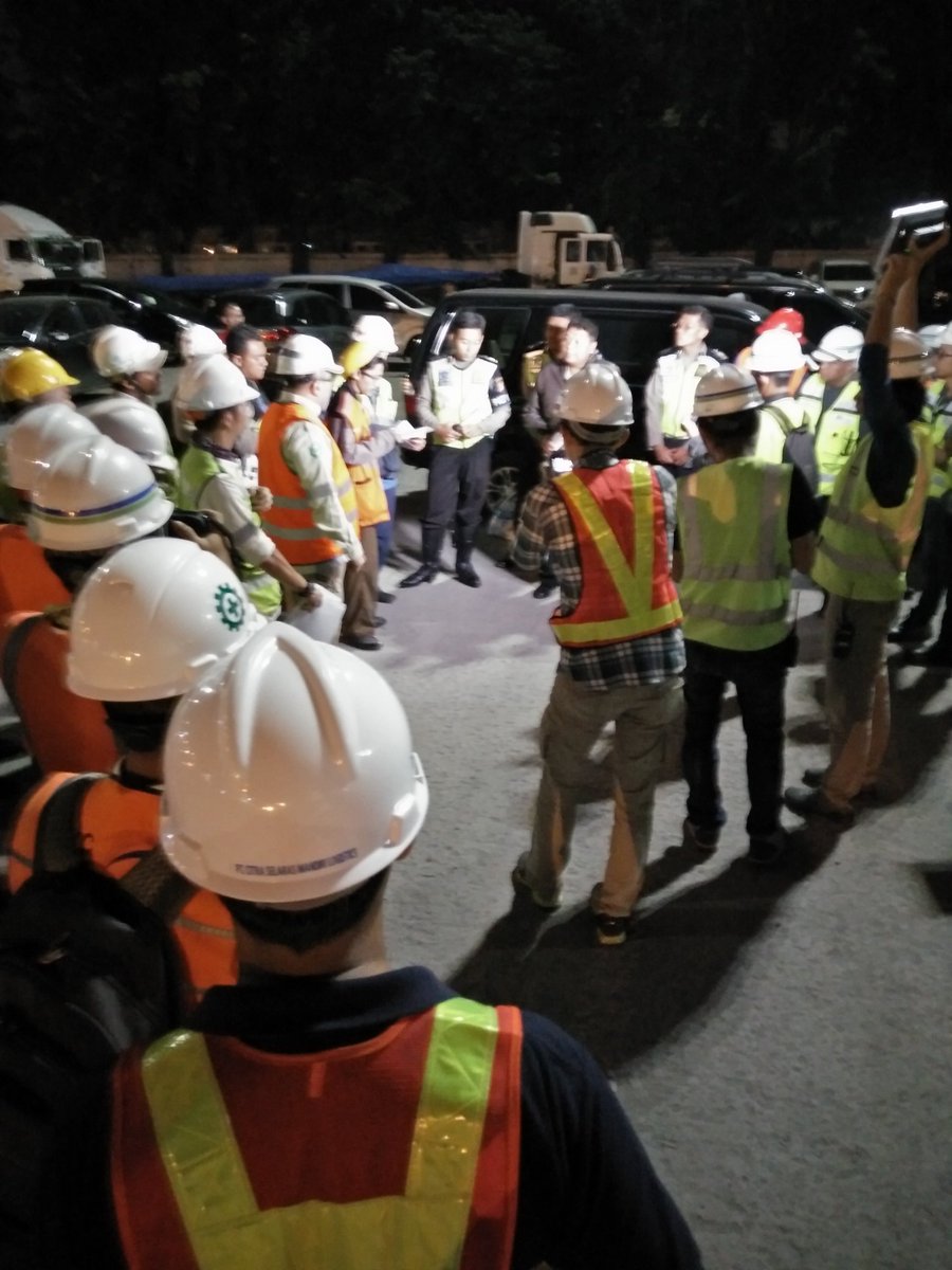 mrtjakarta's tweet photo. Persiapan untuk mengantar 3 kereta MRT Jakarta, dari pelabuhan Tanjung Priok menuju depo Lebak Bulus https://t.co/lApRMwQROu