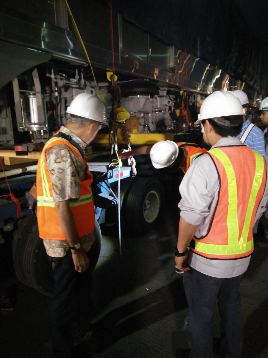 mrtjakarta's tweet photo. Persiapan untuk mengantar 3 kereta MRT Jakarta, dari pelabuhan Tanjung Priok menuju depo Lebak Bulus https://t.co/lApRMwQROu
