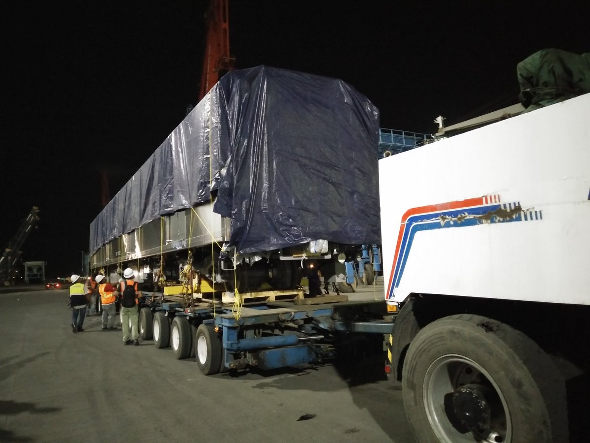 Persiapan untuk mengantar 3 kereta MRT Jakarta, dari pelabuhan Tanjung Priok menuju depo Lebak Bulus