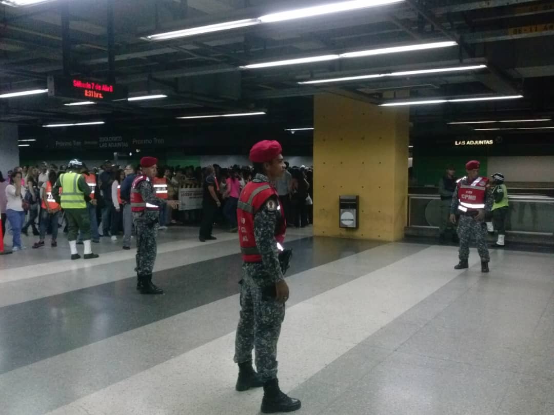 metro_caracas's tweet photo. Personal de #SeguridadMetro junto a funcionarios de la #PNB y #GNB garantizan el traslado de los miembros de @elsistema y de los usuari@s que hoy a partir de las 6pm deseen asistir al homenaje al gran maestro José Antonio Abreu #1MillonTocandoYLuchando https://t.co/3ft5oLfCkS