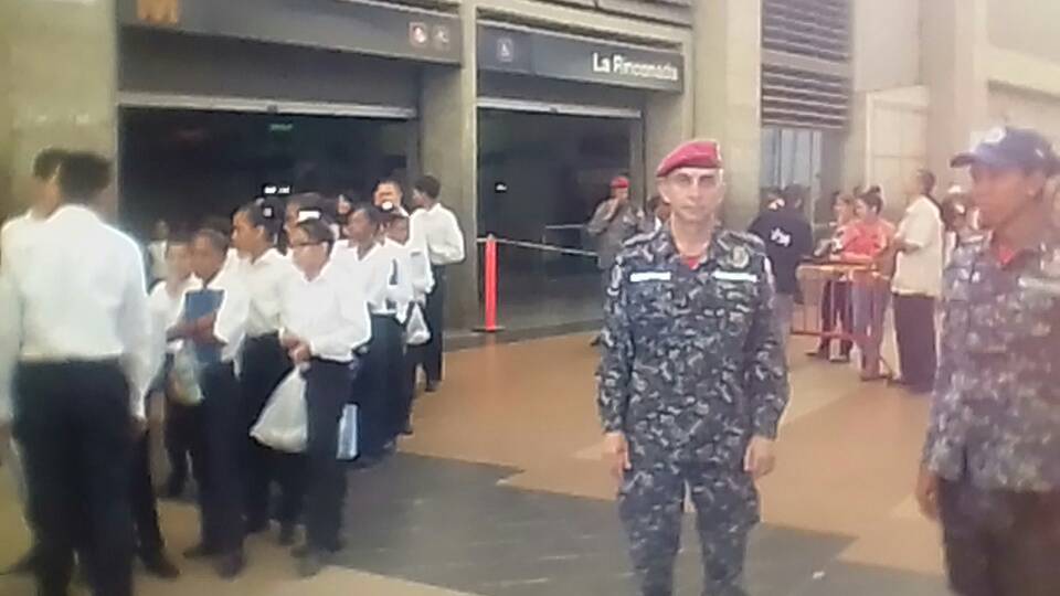 metro_caracas's tweet photo. Personal de #SeguridadMetro junto a funcionarios de la #PNB y #GNB garantizan el traslado de los miembros de @elsistema y de los usuari@s que hoy a partir de las 6pm deseen asistir al homenaje al gran maestro José Antonio Abreu #1MillonTocandoYLuchando https://t.co/3ft5oLfCkS