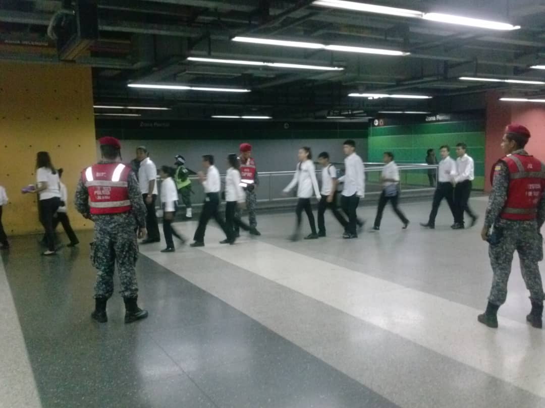 metro_caracas's tweet photo. Personal de #SeguridadMetro junto a funcionarios de la #PNB y #GNB garantizan el traslado de los miembros de @elsistema y de los usuari@s que hoy a partir de las 6pm deseen asistir al homenaje al gran maestro José Antonio Abreu #1MillonTocandoYLuchando https://t.co/3ft5oLfCkS