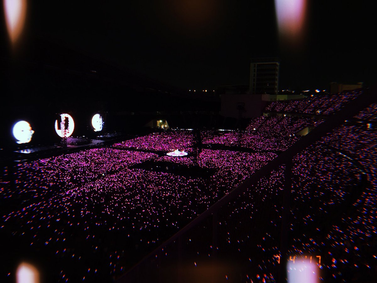 gibbbbbf's tweet photo. Everglow. #ColdplayBangkok #Coldplay2017 https://t.co/7jezZXgFjD