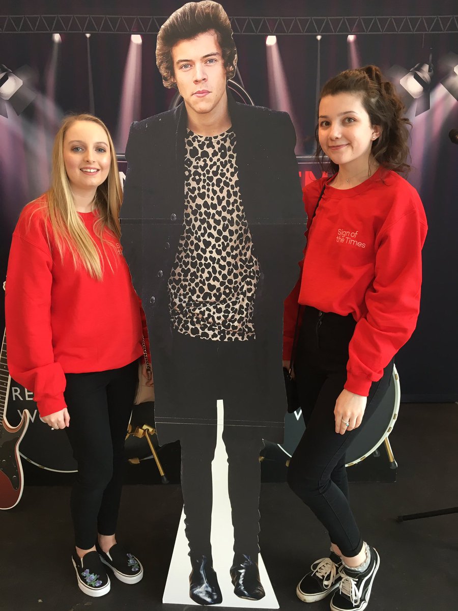 HarryArgentina's tweet photo. 📲| Al parecer pusieron una Gigantografía en el Genting Arena para que lxs fans se saquen fotos!

#HarryStylesLiveOnTourBirmingham https://t.co/Ru7E4U8xbp