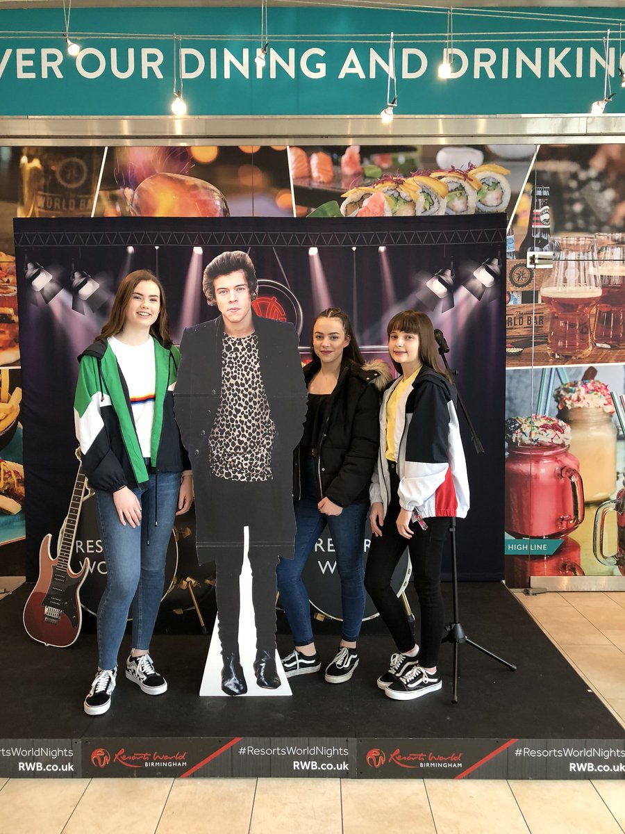 HarryArgentina's tweet photo. 📲| Al parecer pusieron una Gigantografía en el Genting Arena para que lxs fans se saquen fotos!

#HarryStylesLiveOnTourBirmingham https://t.co/Ru7E4U8xbp