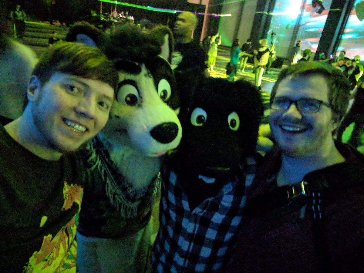 OrbitDoggy's tweet photo. Last night was so much fun! Hanging with a buncha goodboys @JonasCorgi @LeeYote @FrisbeePuppy @coyroko https://t.co/t6OMvqhqMR