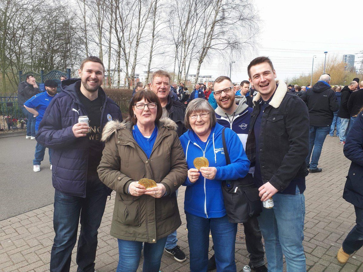 dantraz's tweet photo. Free beer and chocolate today to celebrate the chairmanβs birthday!! Just a shame the players gave us nothing to shout about today!! #leinew #lcfc #beers #thatwasawful #claudeout https://t.co/pF0fd5Ds7n