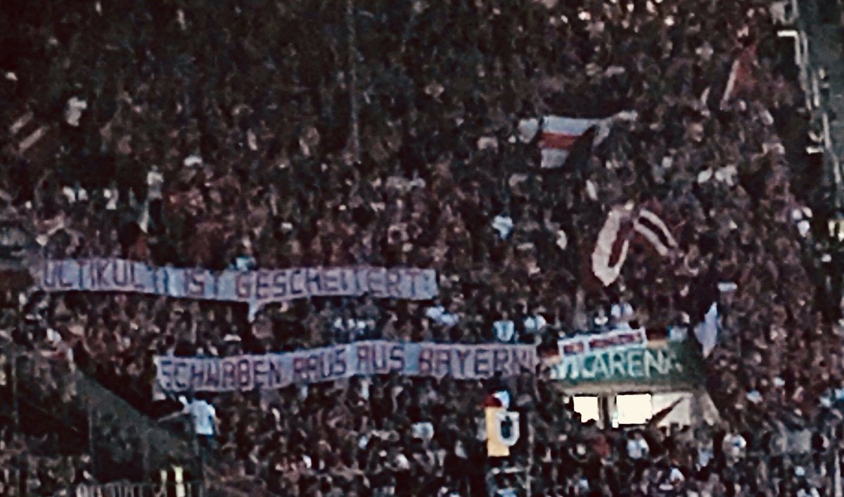 Urbster's tweet photo. Okay, das ist ne harte Nuss:
„Multikulti ist gescheitert: Schwaben raus aus Bayern“ Zum einen harter Diss, zum anderen entlarvt es den inhärenten Rassismus der ersten Aussage, die gerne von rechten Politikern getätigt wird. #FCAFCB #FCA #FCAugsburg https://t.co/itAD9B0vtP