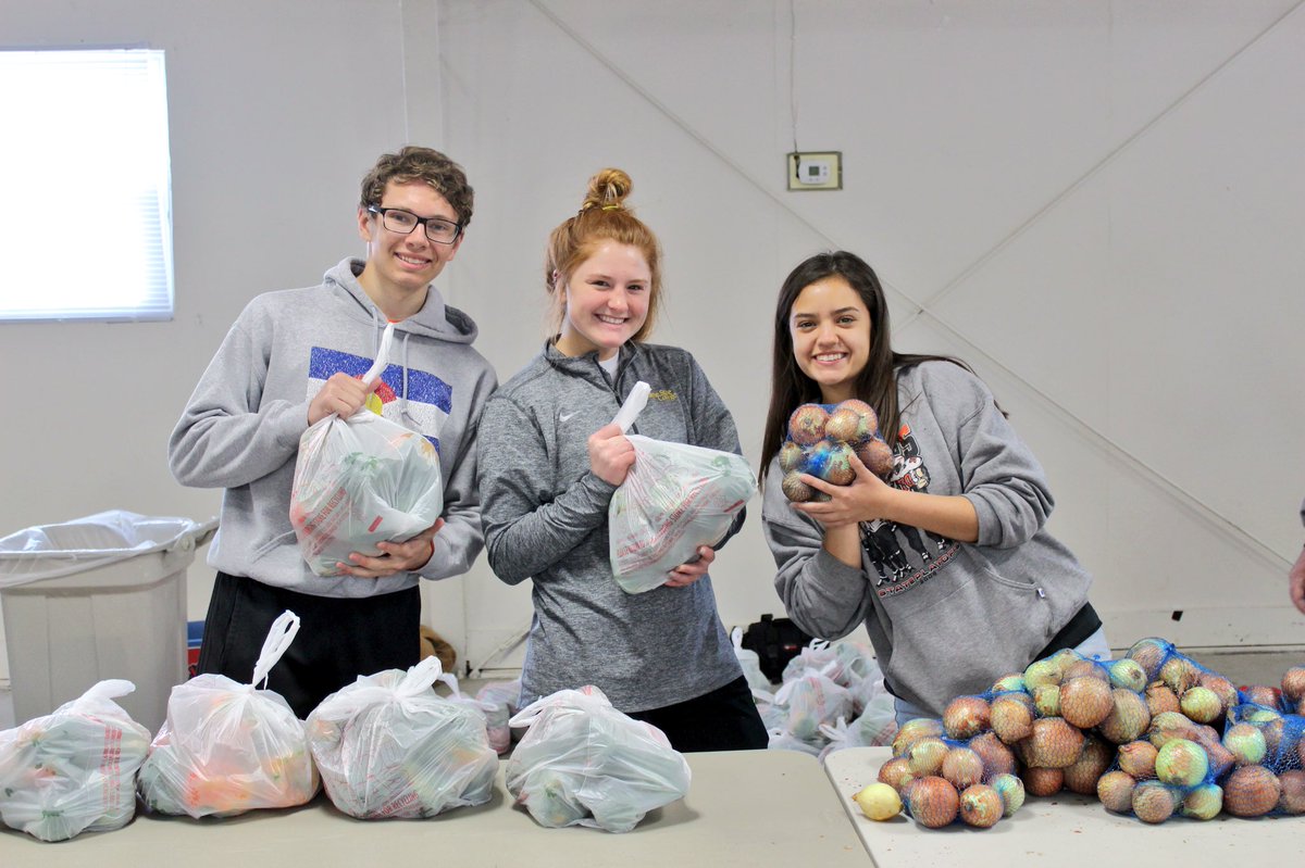 JacobBlum44's tweet photo. Thank you to all of the NHS students who were able to help this morning. No better feeling than to wake up and make a difference in our community. #StantonSmart https://t.co/LjVb0rennv