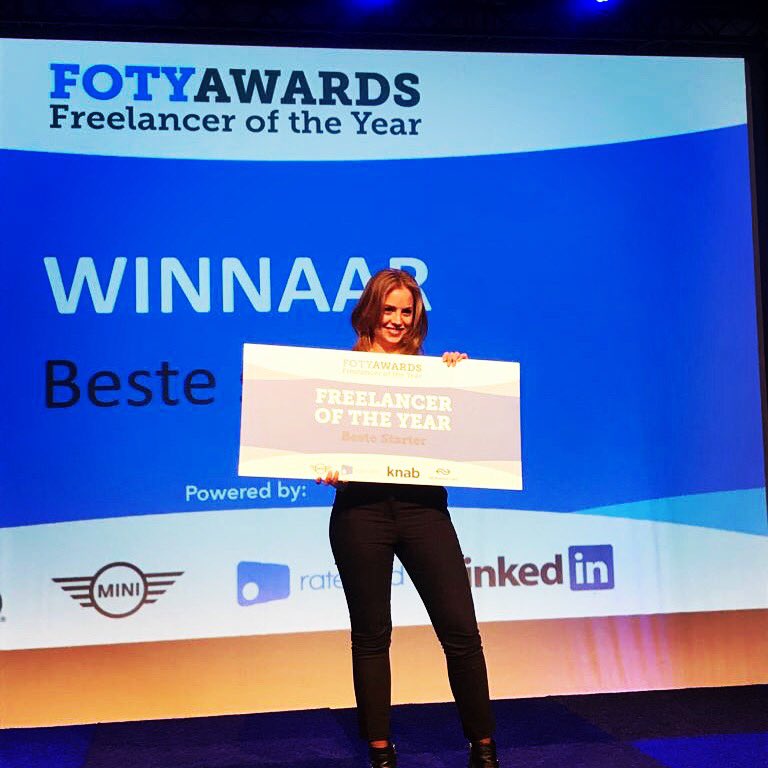 Kan het nog steeds niet geloven! Ik heb de <a href="/fotyawards/">FOTY Awards</a> gewonnen voor de beste starter! Ik ben ongelofelijk blij, dankbaar en trots❤️🍀 #finalist #fotyawards bedankt voor alle mooie prijzen @dagvandezzper <a href="/fotyawards/">FOTY Awards</a> <a href="/knab_nl/">Knab</a> @ratecard @linkedin @mini @kvk_nl @ondernemersbende