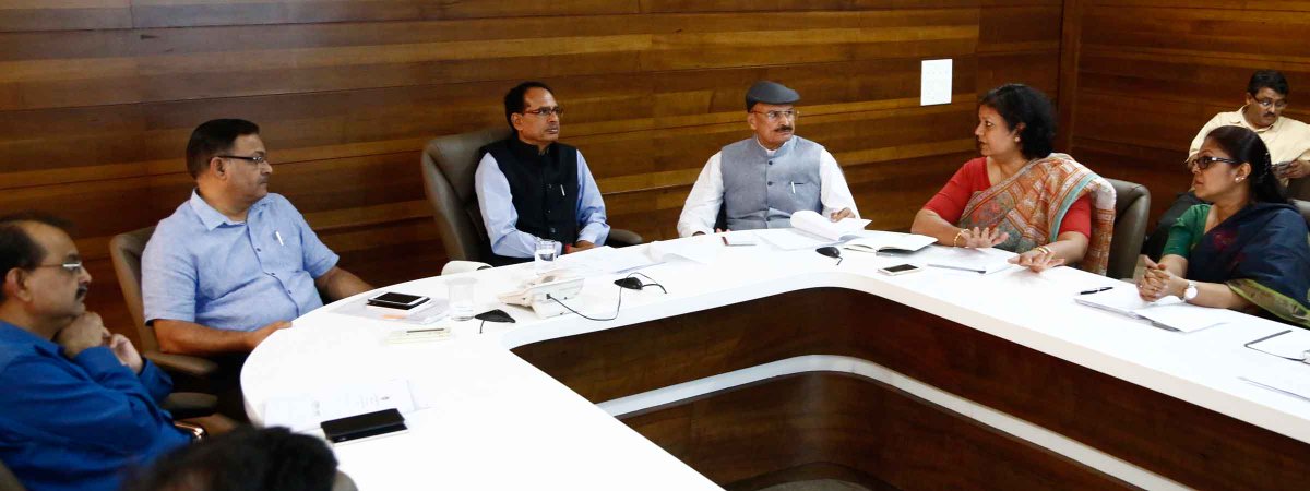 Public Health & Medical Education Department, MP (@healthminmp) on Twitter photo मुख्यमंत्री श्री <a href="/ChouhanShivraj/">Shivraj Singh Chouhan</a> ने आज मंत्रालय में स्वास्थ्य विभाग की समीक्षा की। बैठक में लोक स्वास्थ्य एवं परिवार कल्याण मंत्री श्री रूस्तम सिंह ने भी शिरकत की |
<a href="/CMMadhyaPradesh/">Chief Minister, MP</a> <a href="/JansamparkMP/">Jansampark MP</a> मुख्यमंत्री श्री <a href="/ChouhanShivraj/">Shivraj Singh Chouhan</a> ने आज मंत्रालय में स्वास्थ्य विभाग की समीक्षा की। बैठक में लोक स्वास्थ्य एवं परिवार कल्याण मंत्री श्री रूस्तम सिंह ने भी शिरकत की |
<a href="/CMMadhyaPradesh/">Chief Minister, MP</a> <a href="/JansamparkMP/">Jansampark MP</a>