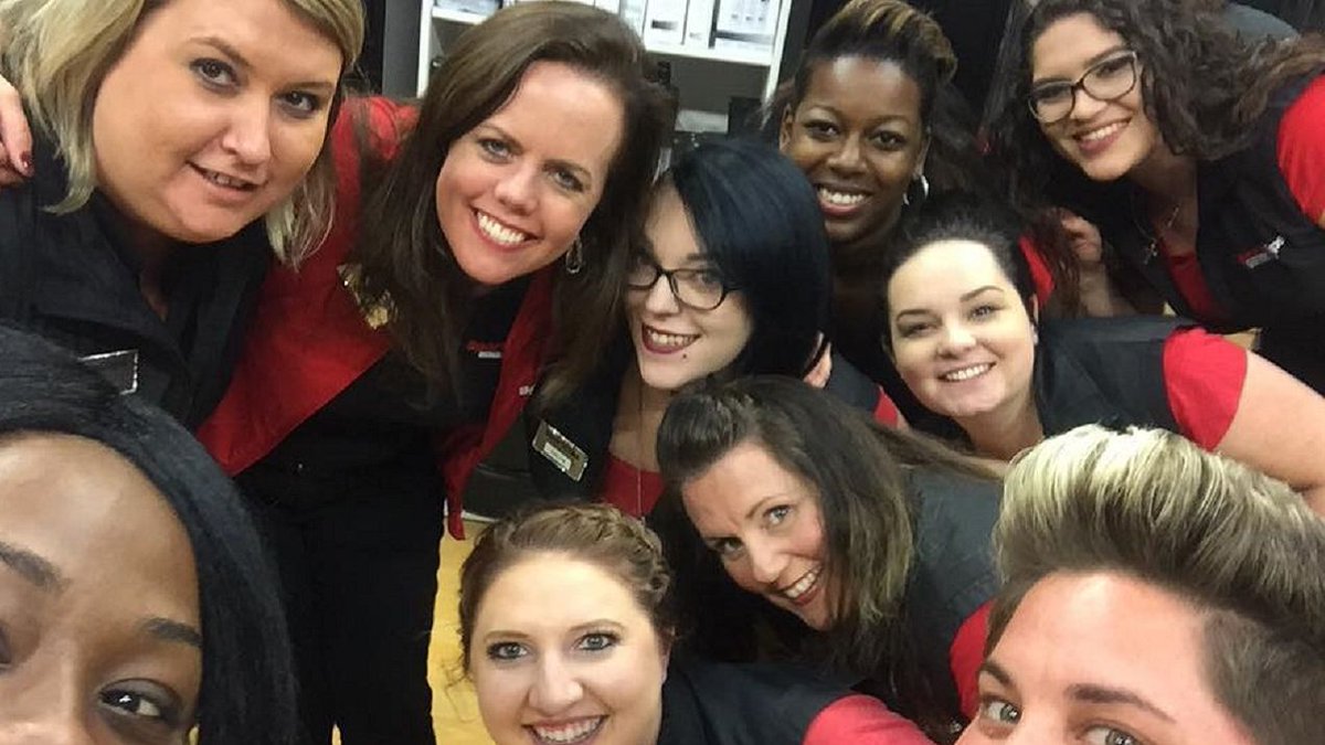 SportClipsTeam's tweet photo. Congrats to Debra Sawyer! She employees more than 150 female stylists which puts her in the top 10 of the roughly 480 franchisees that make up Sport Clips. Find out more: https://t.co/TTY7tRA6sW #SportClipsStylists #JoinSportClips https://t.co/C3AMfXaBNK