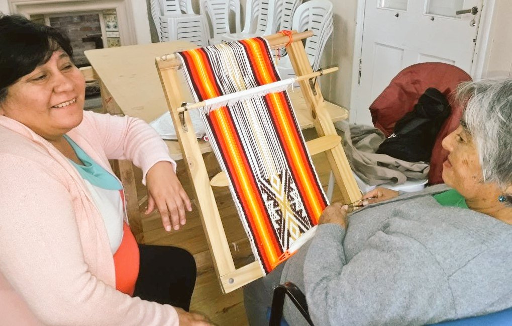 munimadryn's tweet photo. #Madryn #Hoy se aprende #TelarMapuche en otro de los numerosos #TalleresCulturales gratuitos en distintos barrios de #LaMásLinda. 👏👏😉🎨 #Arte #Cultura https://t.co/oTcBFRYEke