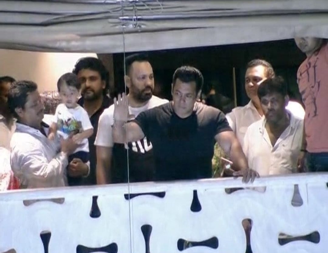 bombaytimes's tweet photo. .@BeingSalmanKhan comes out with family in balcony, addresses his fans! https://t.co/PMVgSTGACT
