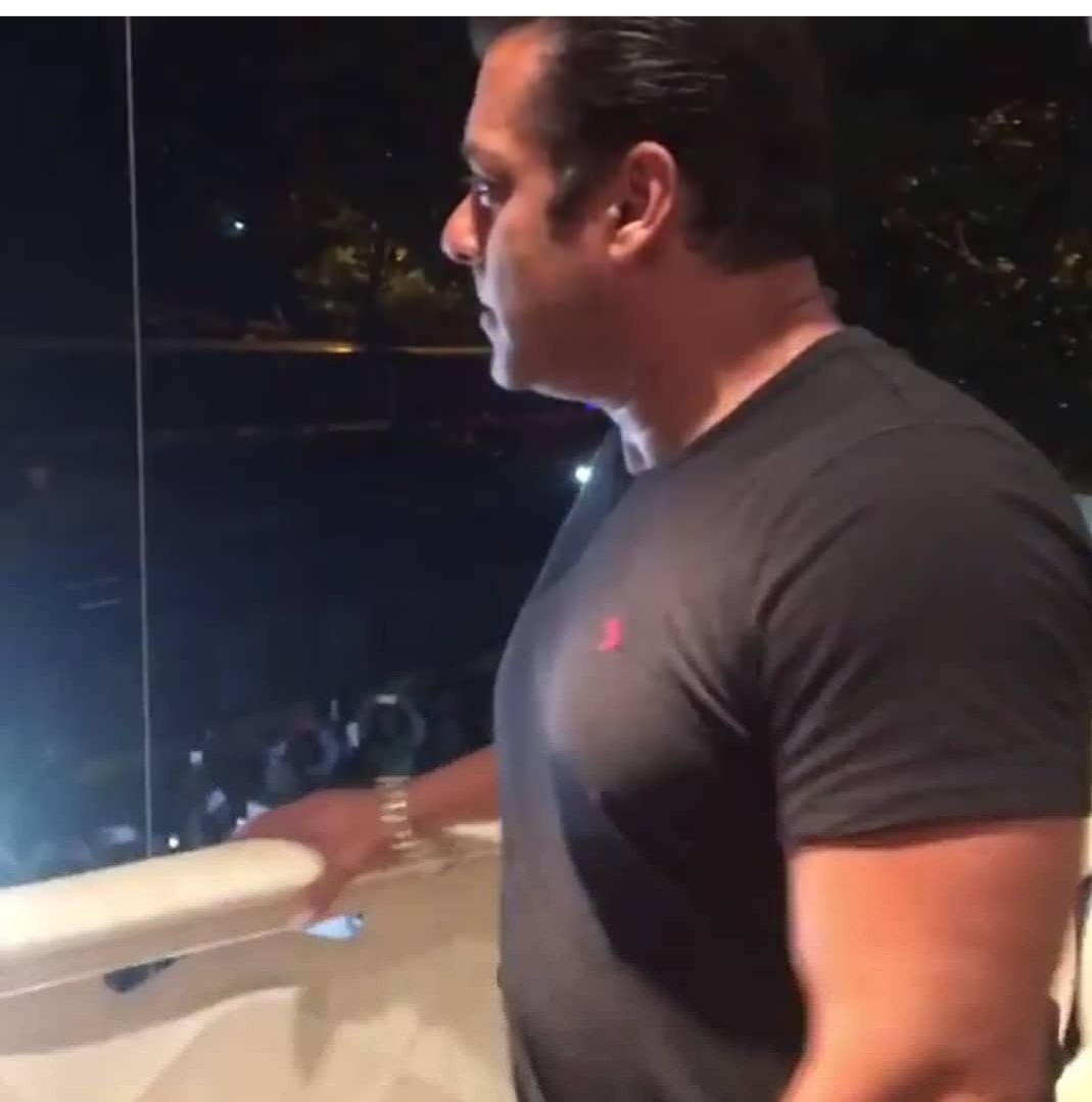 bombaytimes's tweet photo. .@BeingSalmanKhan comes out with family in balcony, addresses his fans! https://t.co/PMVgSTGACT
