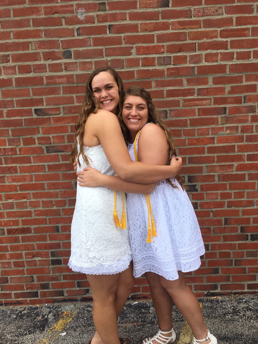 cydney_ezzell's tweet photo. happy birthday to the one and only!!!!!! 💓 love ya sis!!!! 🐒 @ashydotso https://t.co/JzbCisjN1A
