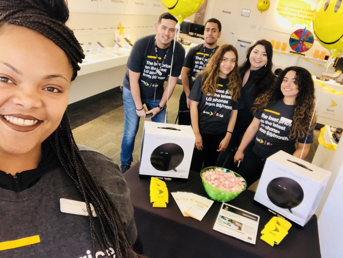 SprintQueen_'s tweet photo. Welcome to Chicago @marceloclaure we would love to meet you on our stores #SuperSaturday @Nanoski87 https://t.co/fwMVsruH36