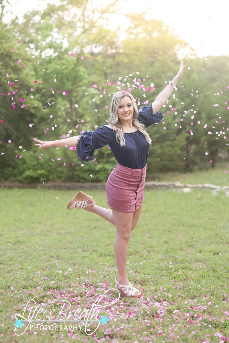 LifeandBreathTX's tweet photo. Miss Bri...she’s gonna change the world.  Watch out!  #roundrockseniorphotographer #pflugervilleseniorphotographer #georgetownseniorphotographer #pinkconfetti https://t.co/f9BryWuNPP